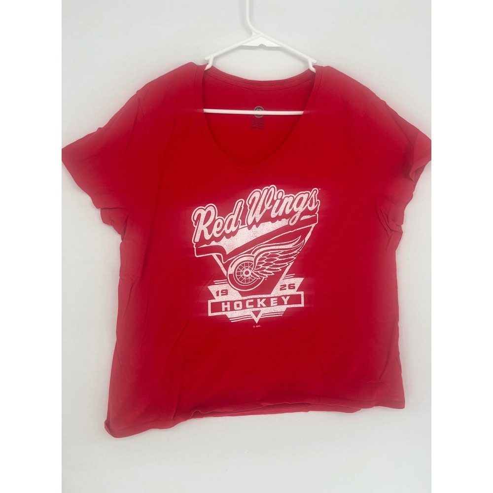 NHL Detroit Red Wings T-Shirt Womens 2XL Red V-Neck Graphic Short Sleeve Hockey